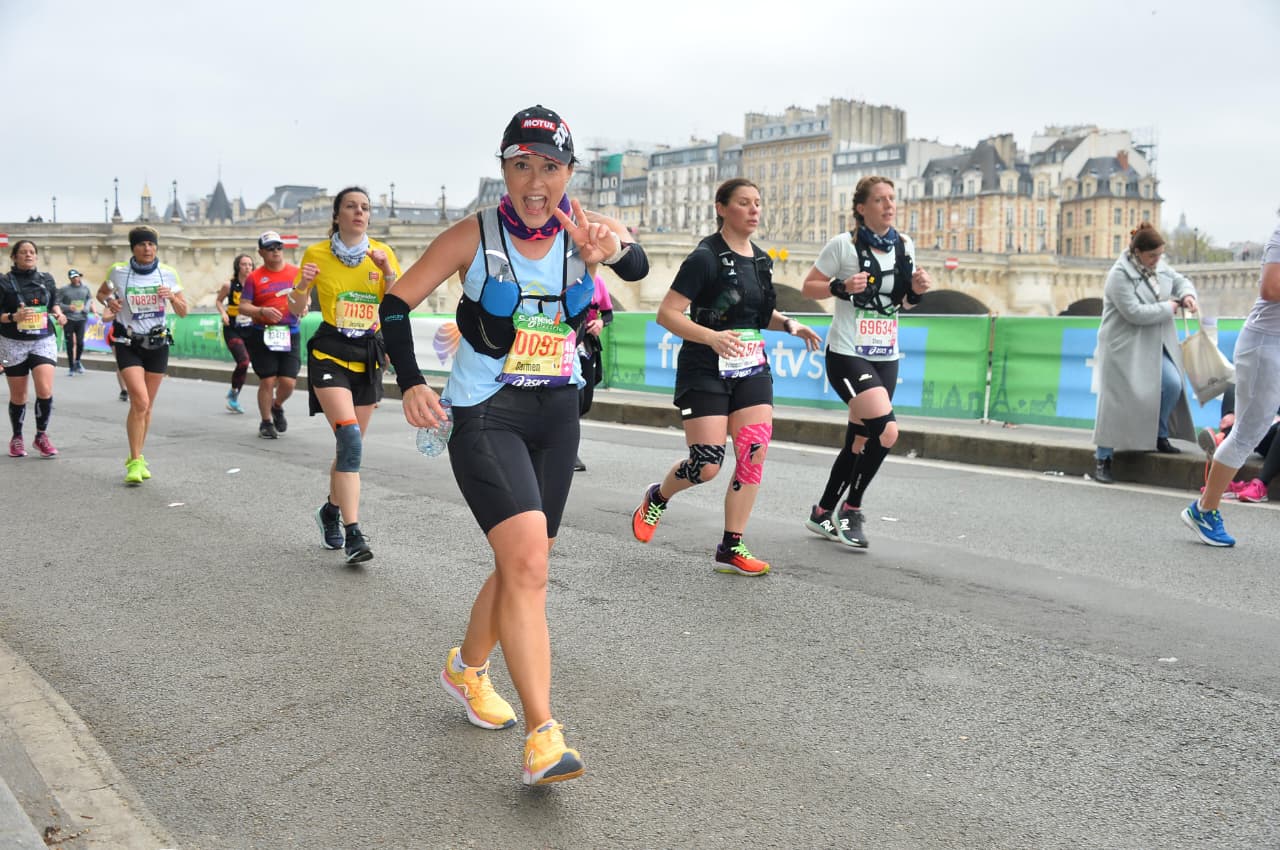 Carmen Gerea running the Schneider Electric Paris Marathon along the Seine