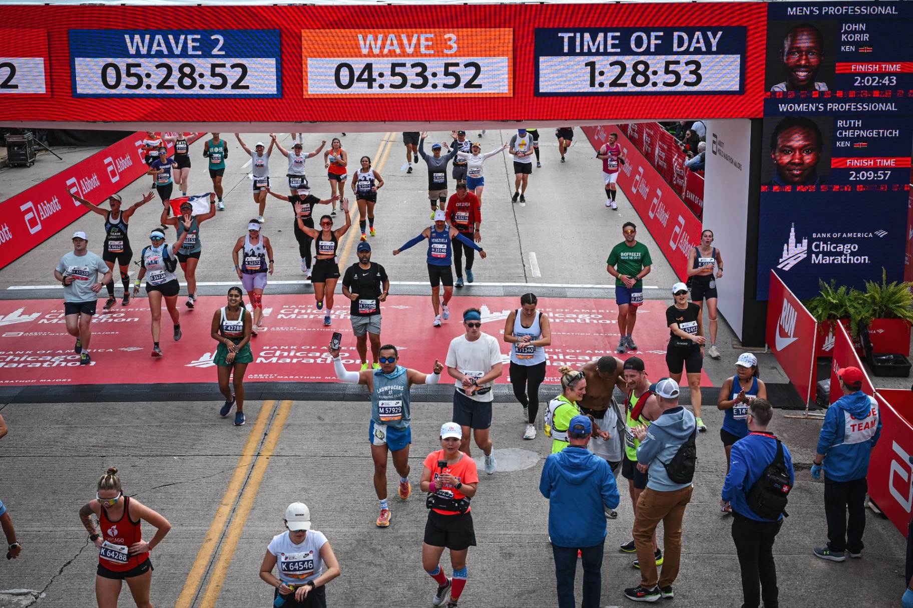Corredores cruzando la meta del Bank of America Chicago Marathon, uno de los seis Majors.